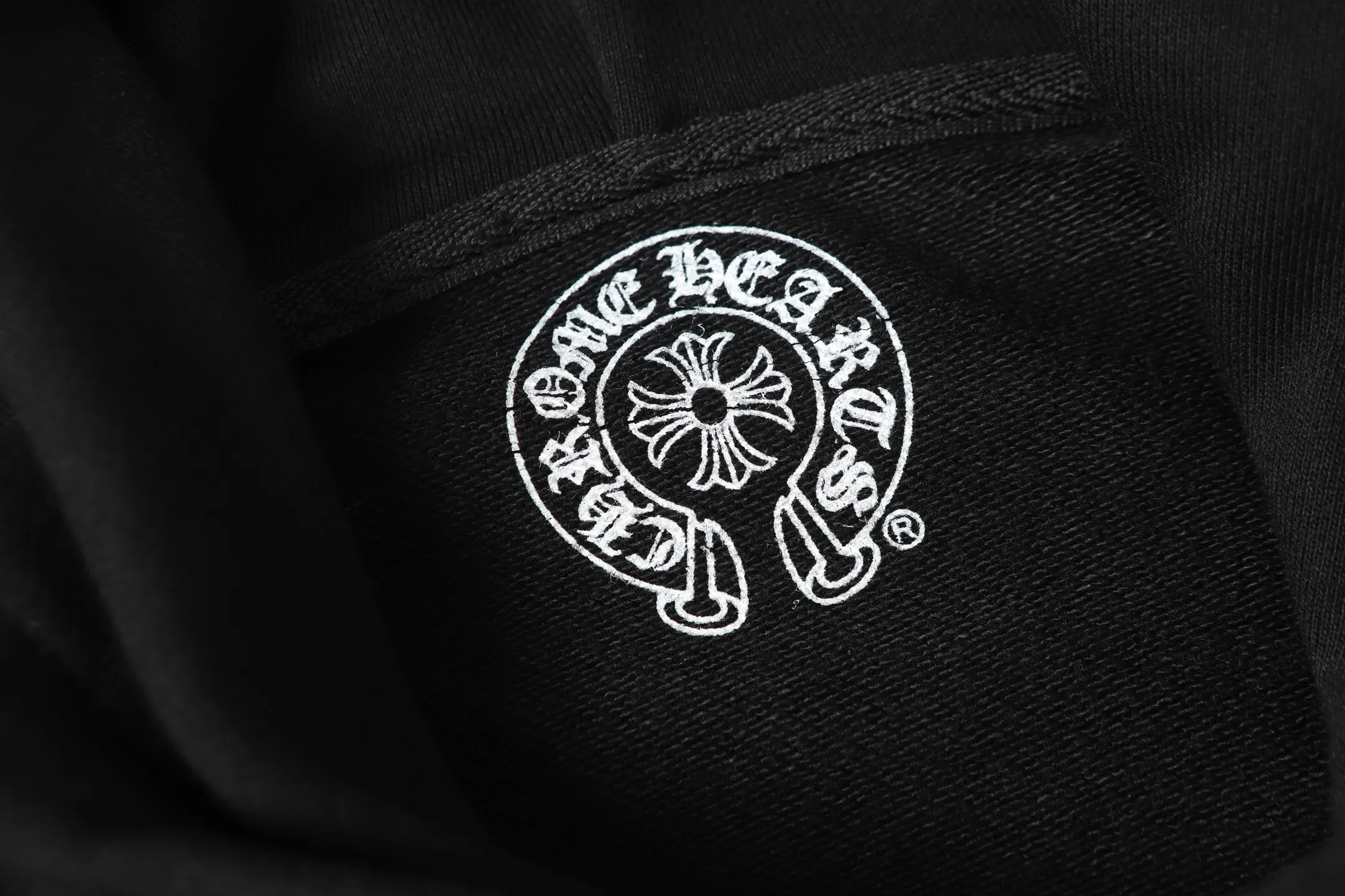 P240 Cross-border model, please do not place an order if you are pursuing quality - Chrome Hearts/Chrome Hearts Horseshoe Sanskrit printed hooded sweatshirt - High weight, high density and high quality. The wool is soft, delicate and skin-friendly. Soft and silky to the touch. Excellent warmth and skin-friendly properties. - Custom-woven and custom-dyed. No color difference. No matter the fabric or workmanship details, it is better than the ordinary version on the market. - Hardware and zipper accessories are all customized. Full of details - Color: black - Size: S M L XL